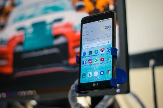 Držač za mobitel u autu